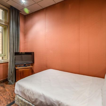 Castro Pretorio Easy Rooms Рим Екстер'єр фото